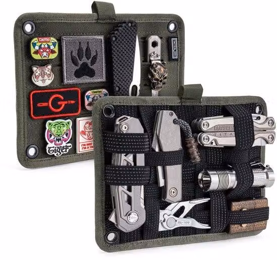 Organizer antiscivolo verde per accessori da viaggio e dispositivi elettronici