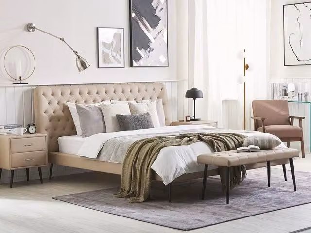 Letto Beliani con rivestimento in ecopelle beige e testiera capitonné dal design moderno L/P: 160 x 200 cm – 1