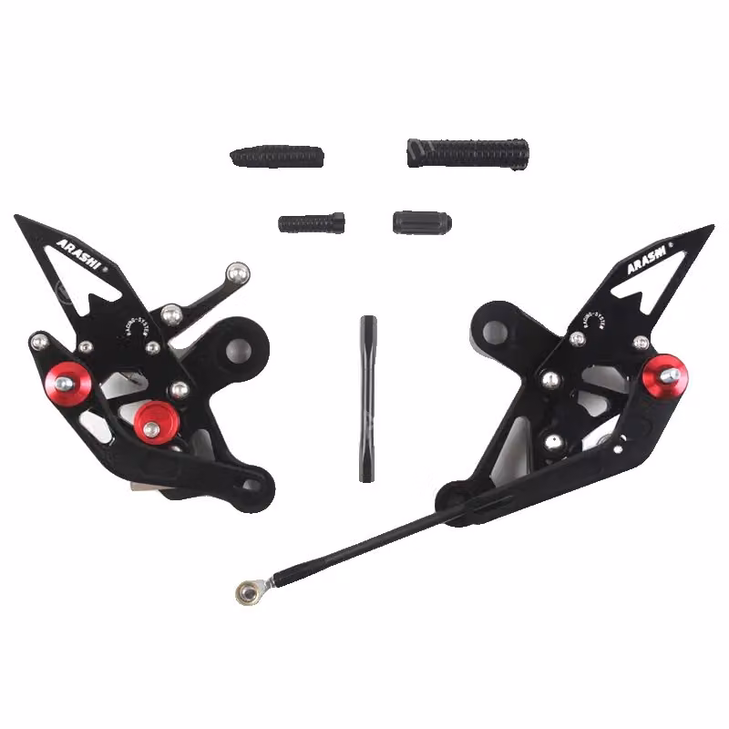 Set di poggiapiedi regolabili, realizzati in alluminio leggero di qualità aeronautica, compatibili con i modelli YAMAHA, colore nero