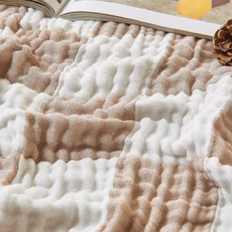 Coperta in mussola a quadri, 150x200 cm, color beige chiaro, composta per il 70% da cotone e per il 30% da bambù