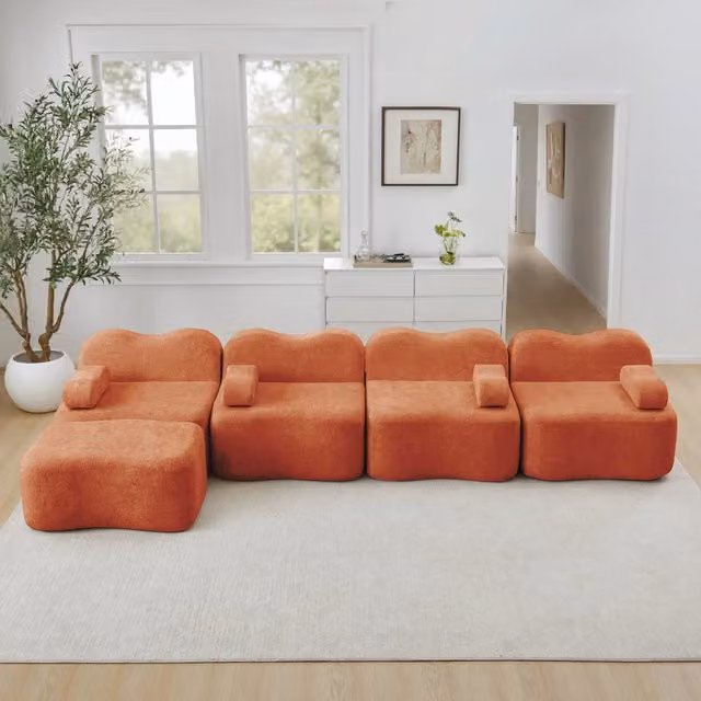 Divano angolare modulare MIVRAY in velluto arancione con pouf coordinato per il tuo soggiorno