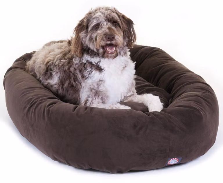 Letto per cani Majestic Pet a forma di bagel, 132,08 cm, color marrone cioccolato, in ecopelle