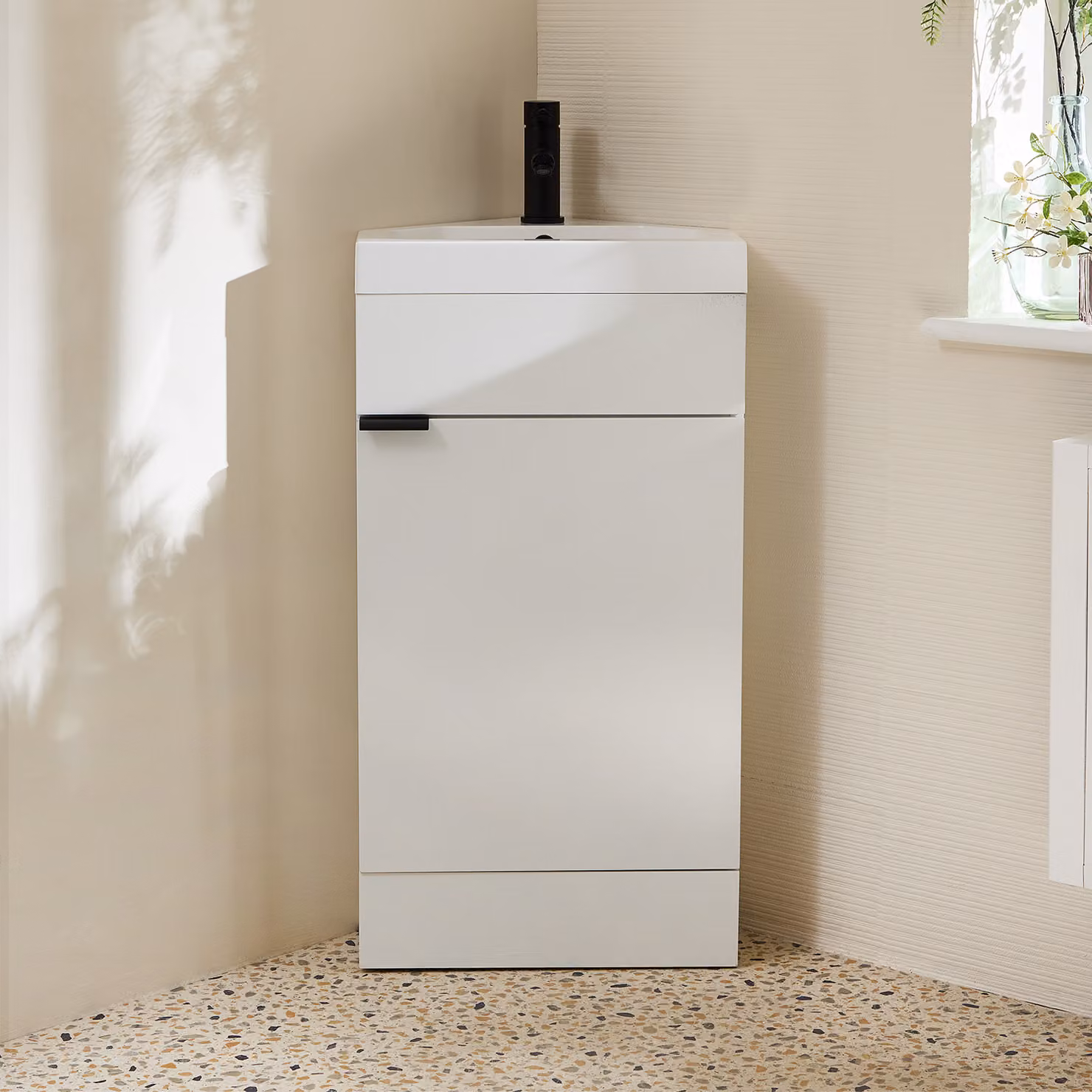 Mobile Bagno a Terra Angolare Bianco da 450mm con Lavabo e Maniglia Moderna Nera con Impugnatura a Dito - Cluo