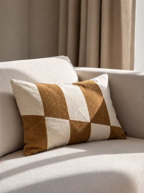Casse cuscino rettangolari Kenay Home in cotone giallo e bianco con rivestimento lavabile L: 60 cm, P: 40 cm, H: 60 cm