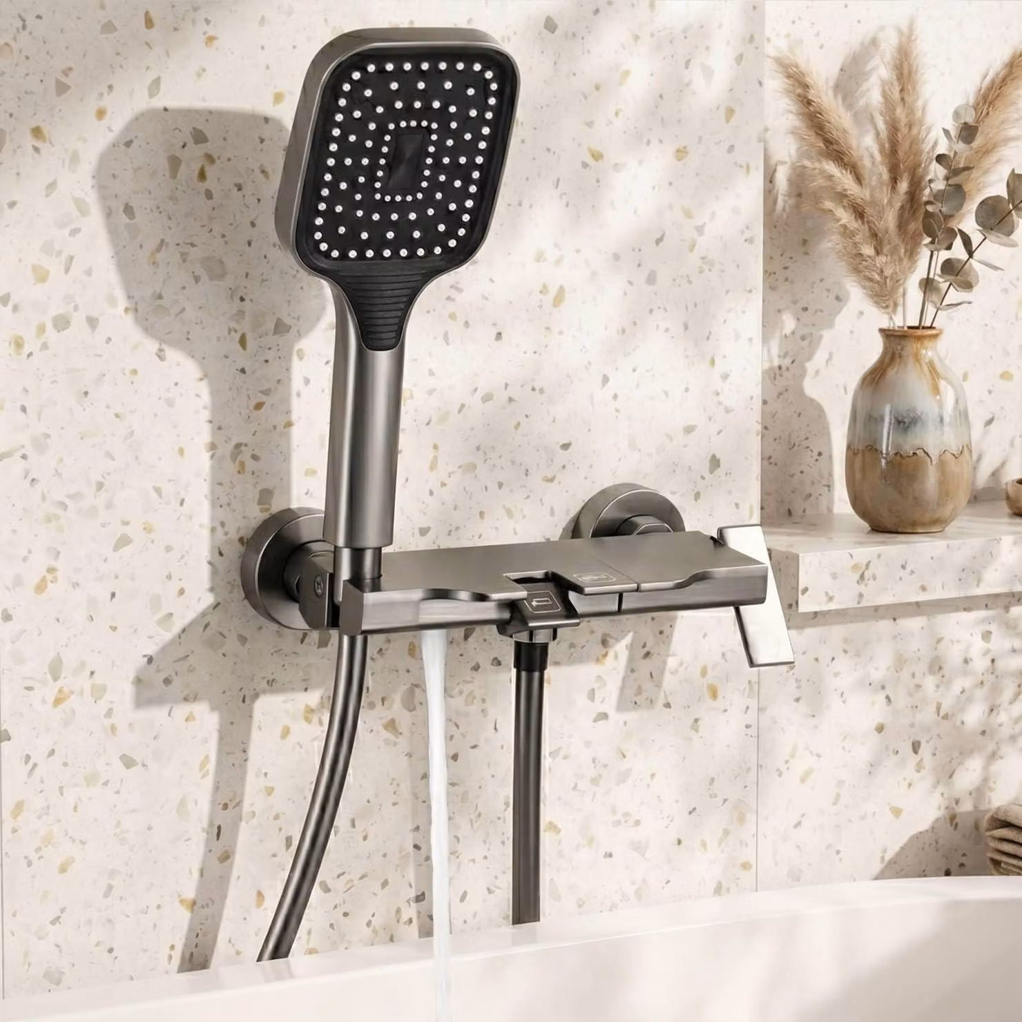 Omgoods - Rubinetto per vasca da bagno a cascata con doccetta manuale e tubo flessibile da 1,5 metri