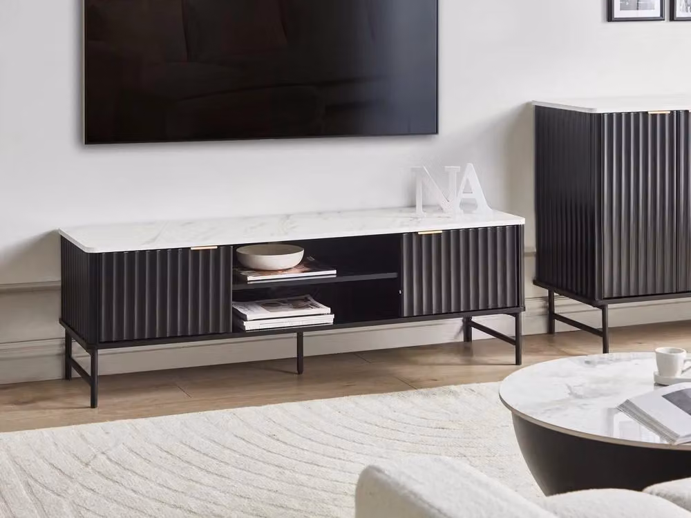 Mobile TV BELIANI moderno in MDF e metallo nero e bianco con passacavi L: 140 cm, P: 40 cm, H: 46 cm – 2