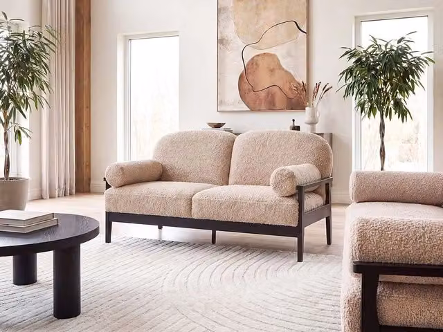Divano 2 posti beige in bouclé con gambe in legno, stile tradizionale, per soggiorno