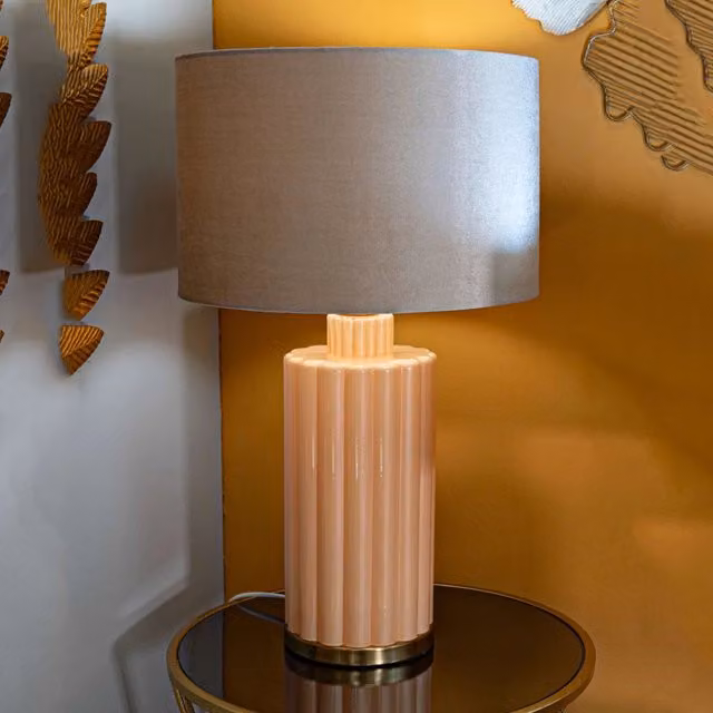 Dabaparo, Lampada da Tavolo Moderna in Ceramica e Metallo, Rosa e Oro, con Paralume in Tessuto Bianco