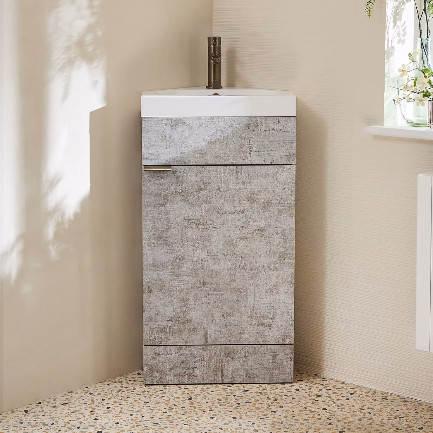 Mobile Bagno a Terra Angolare Grigio Cemento da 450mm con Lavabo e Maniglia con Impugnatura a Dito in Ottone Spazzolato - Cluo