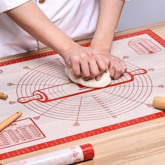 Azomor Tagliere in silicone extra large con fondo antiscivolo e funzioni di misurazione, colore rosso chiaro
