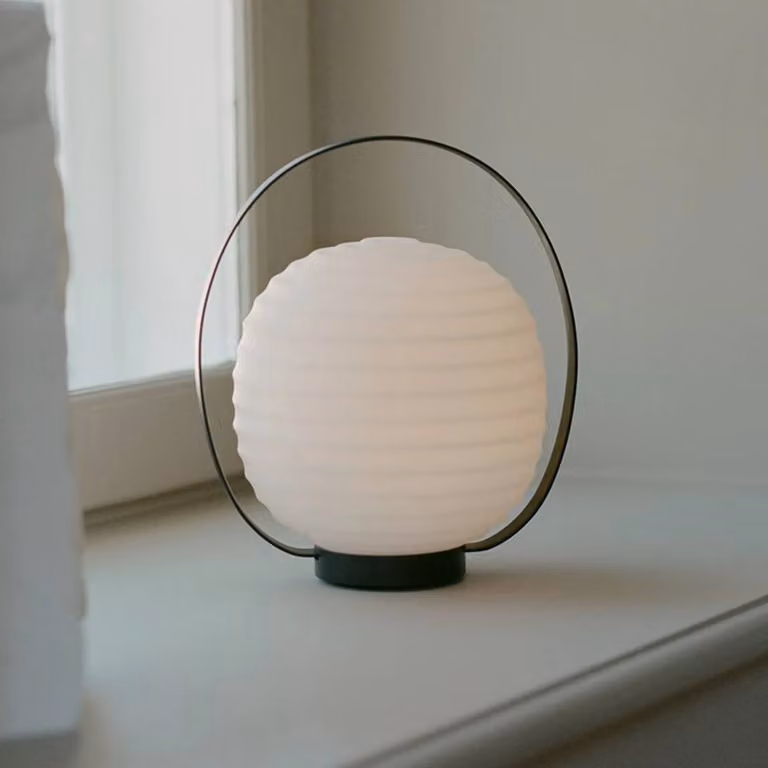 New Works Lampada da tavolo ricaricabile a LED Lanterna, bianca, in vetro, Lantern, dimmerabile, Bianco / Opale, Metallo, Design