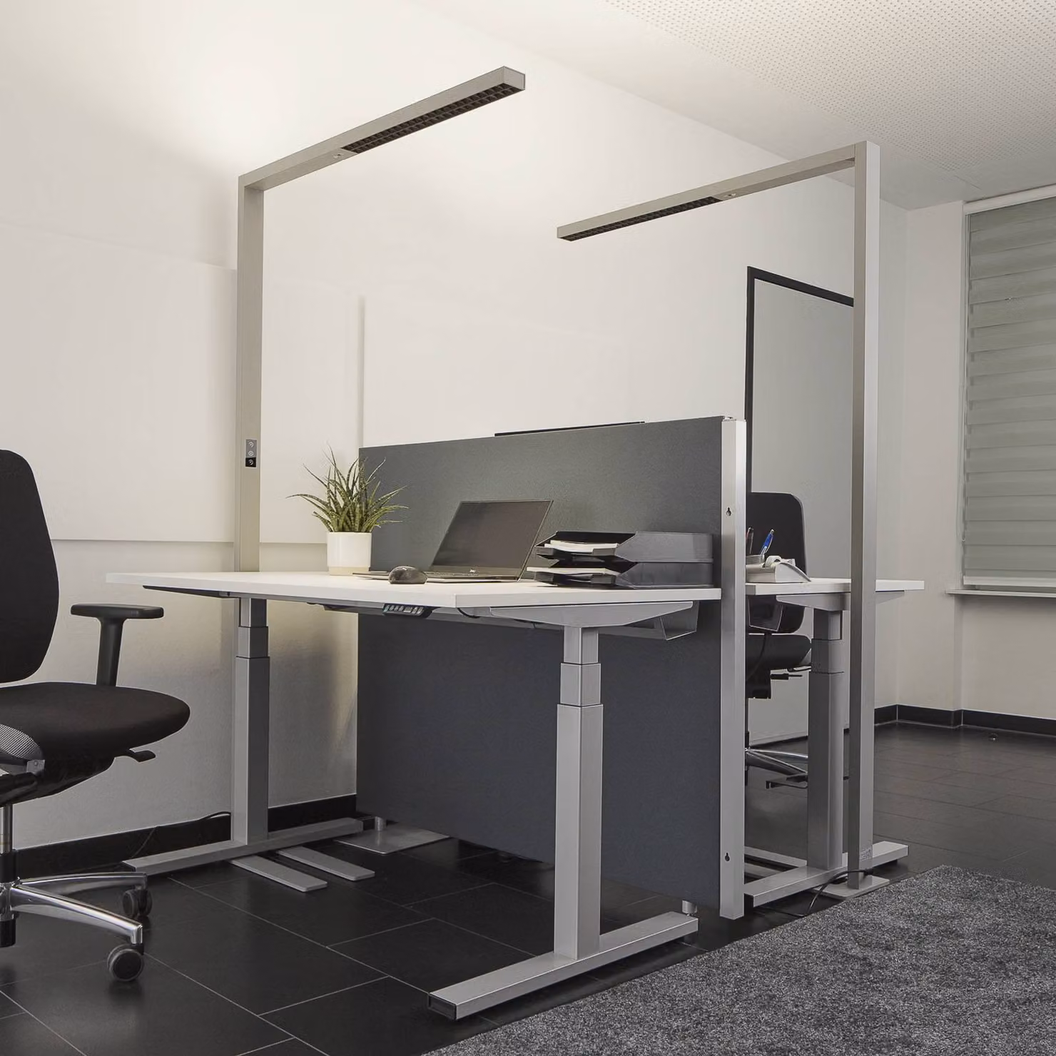 Arcchio Lampada da terra per ufficio Jolinda, set di 2, argento, 4.000 K Jolinda Arcchio, dimmerabile, Alluminio / Grigio / Zincato, Studio / Ufficio, Alluminio, Moderno