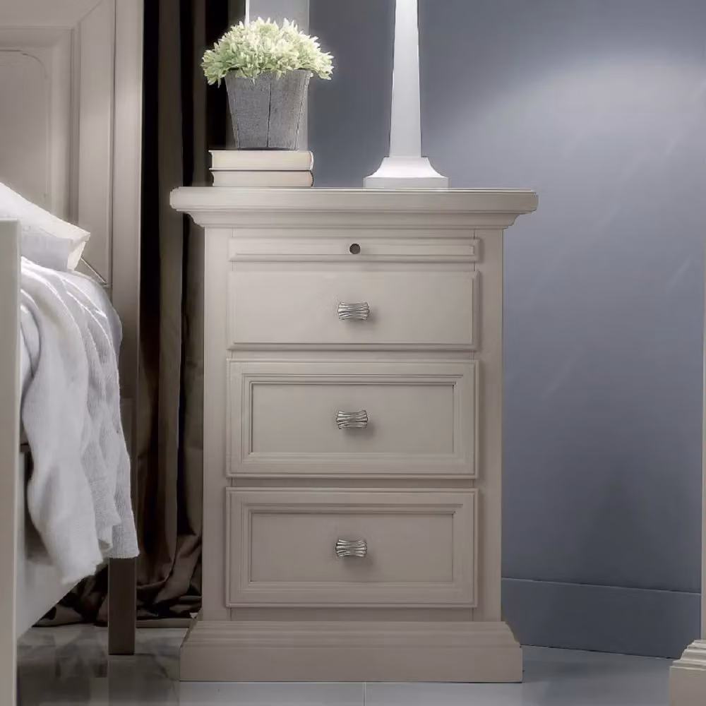 Comodino Mobili 2G in legno massello con 3 cassetti e 1 tiretto colore avorio L: 52 cm, P: 38 cm, H: 70 cm – 1