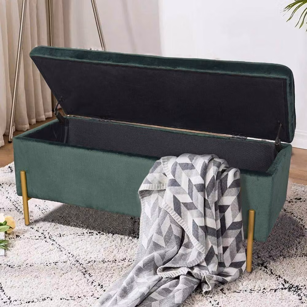 Pouf lussuoso con rivestimento in velluto e struttura in legno, ideale come contenitore