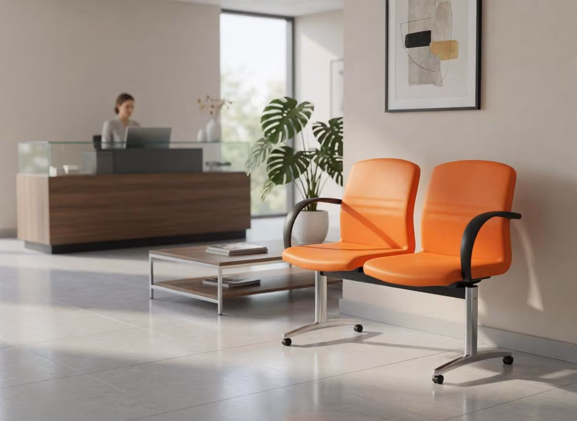 Sedia a due posti, colore arancione, con gambe cromate e braccioli