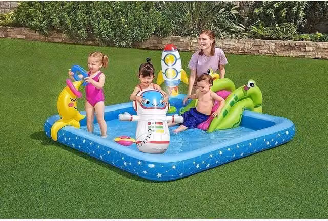 Trade Shop Play Center Piccolo Astronauta Gonfiabile Multicolore con Scivolo e Spruzzo L: 239 cm, P: 206 cm, H: 86 cm – 1