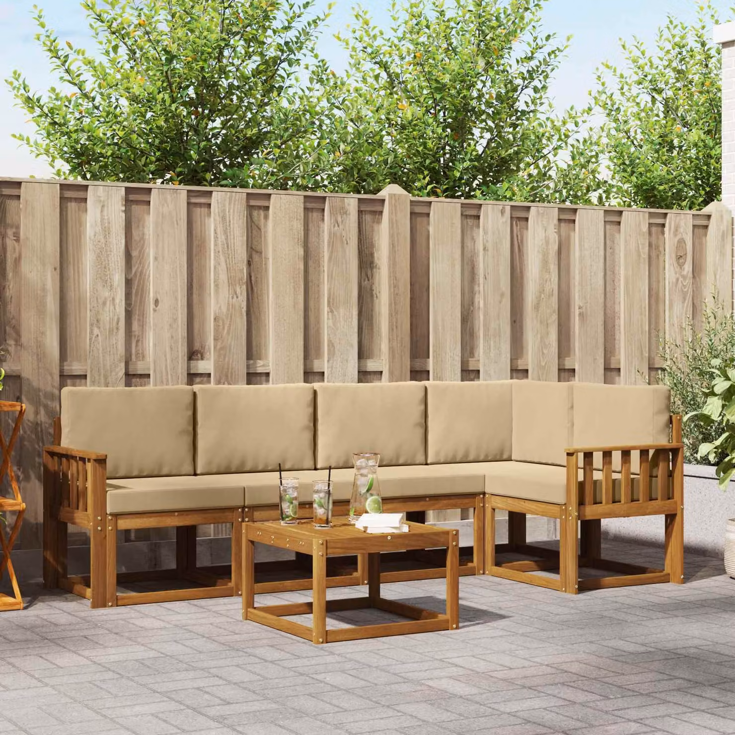 Set di divani da esterno vidaXL a forma di L con tavolo da caffè, composto da 6 pezzi in legno di acacia trattato, colore beige e marrone