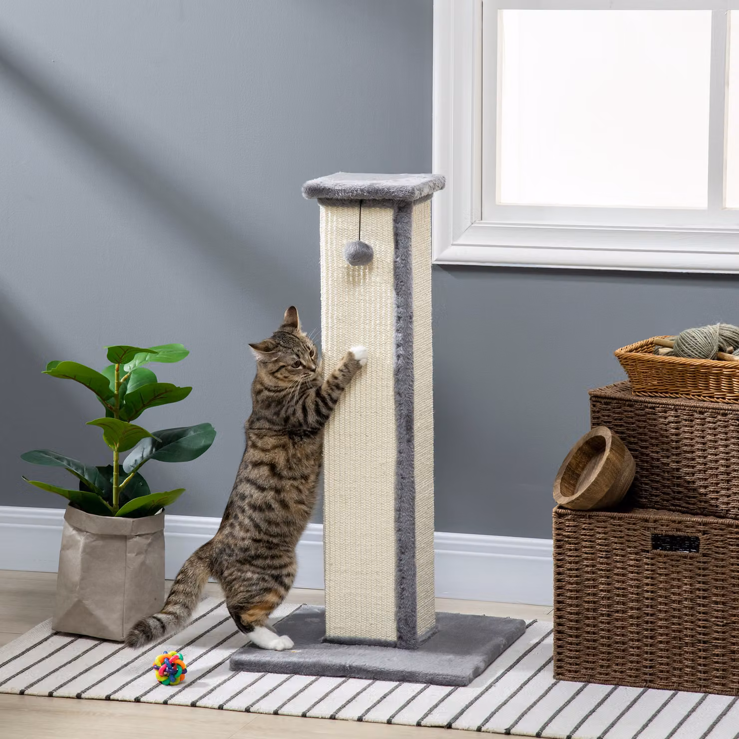 Tiragraffi per gatti PawHut con palo in sisal e giocattoli integrati, rivestimento in peluche, L/P/H: 41 x 41 x 81 cm, Grigio – 2