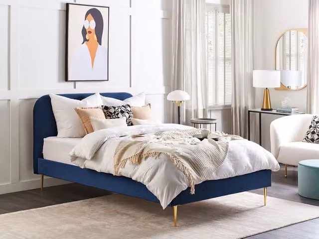 Letto matrimoniale Beliani in velluto blu con testiera imbottita e gambe in metallo, design minimalista, L/P/H: 140 x 200 cm