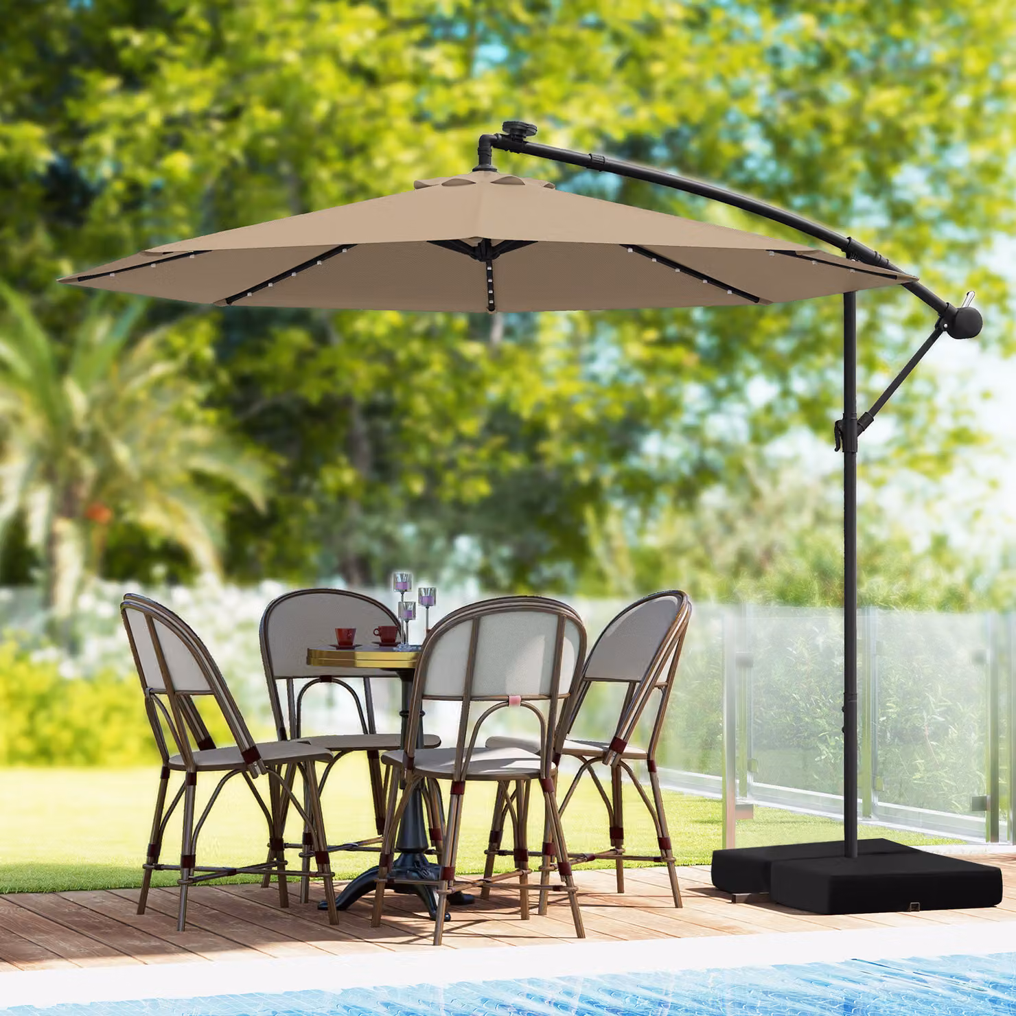 Ombrellone pendente da esterno Costway con 32 luci LED e pannello solare, Marrone, Diametro: 350 cm