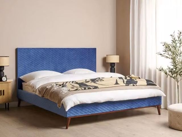 Letto imbottito Beliani in velluto blu con struttura in legno di pino e cassetti, stile classico, L/P/H: 180 x 200 x 121 cm