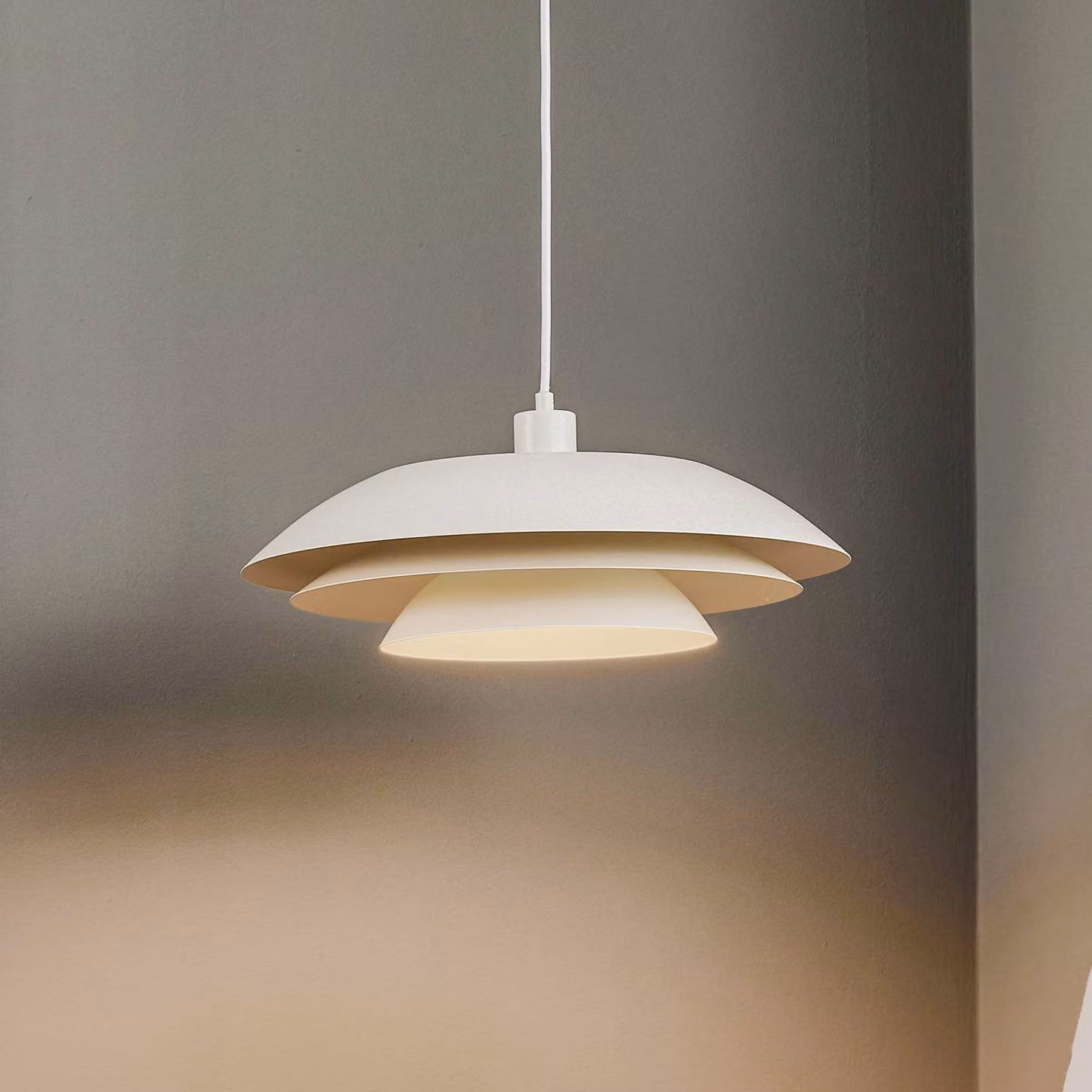 Dyberg Larsen Lampada a sospensione DL45, dimmerabile, Bianco / Opale, Soggiorno / Sala da pranzo, Metallo, Scandinavo, Lampada a sospensione