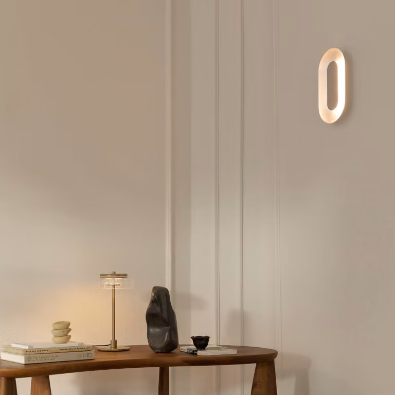 Nuura Aps Applique da parete di design Sasi, dimmerabile, Cromo / Argento, Soggiorno / Sala da pranzo, Metallo, Scandinavo, Applique
