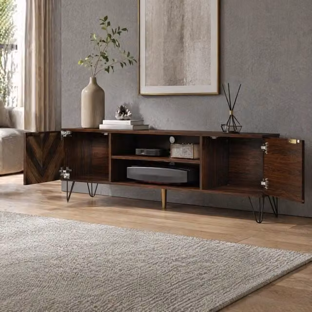 Mobile TV ULEVR 155x38x48 cm con 2 ante e 2 vani, maniglie dorate e piedini in ferro, colore legno naturale