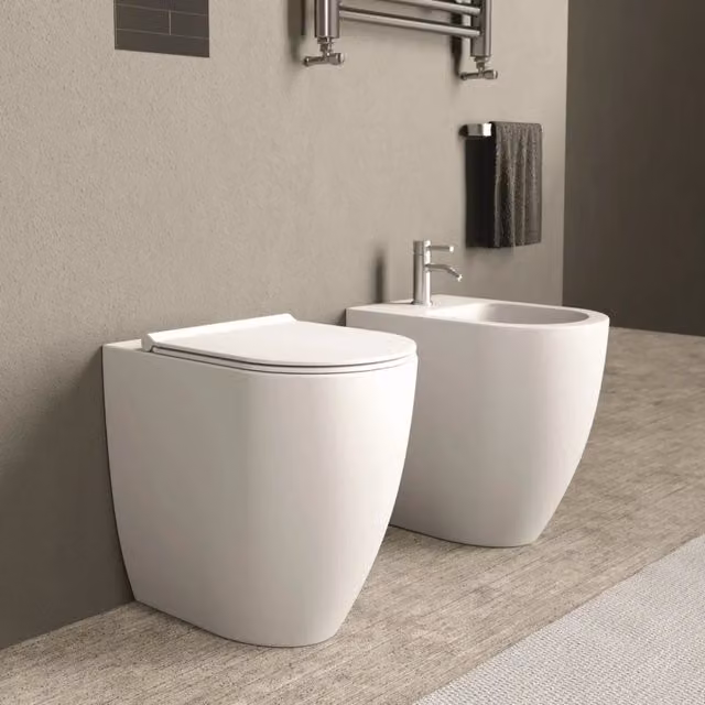Coppia di sanitari Alice Form in ceramica bianco lucido, modello a terra e filo muro senza brida – 1