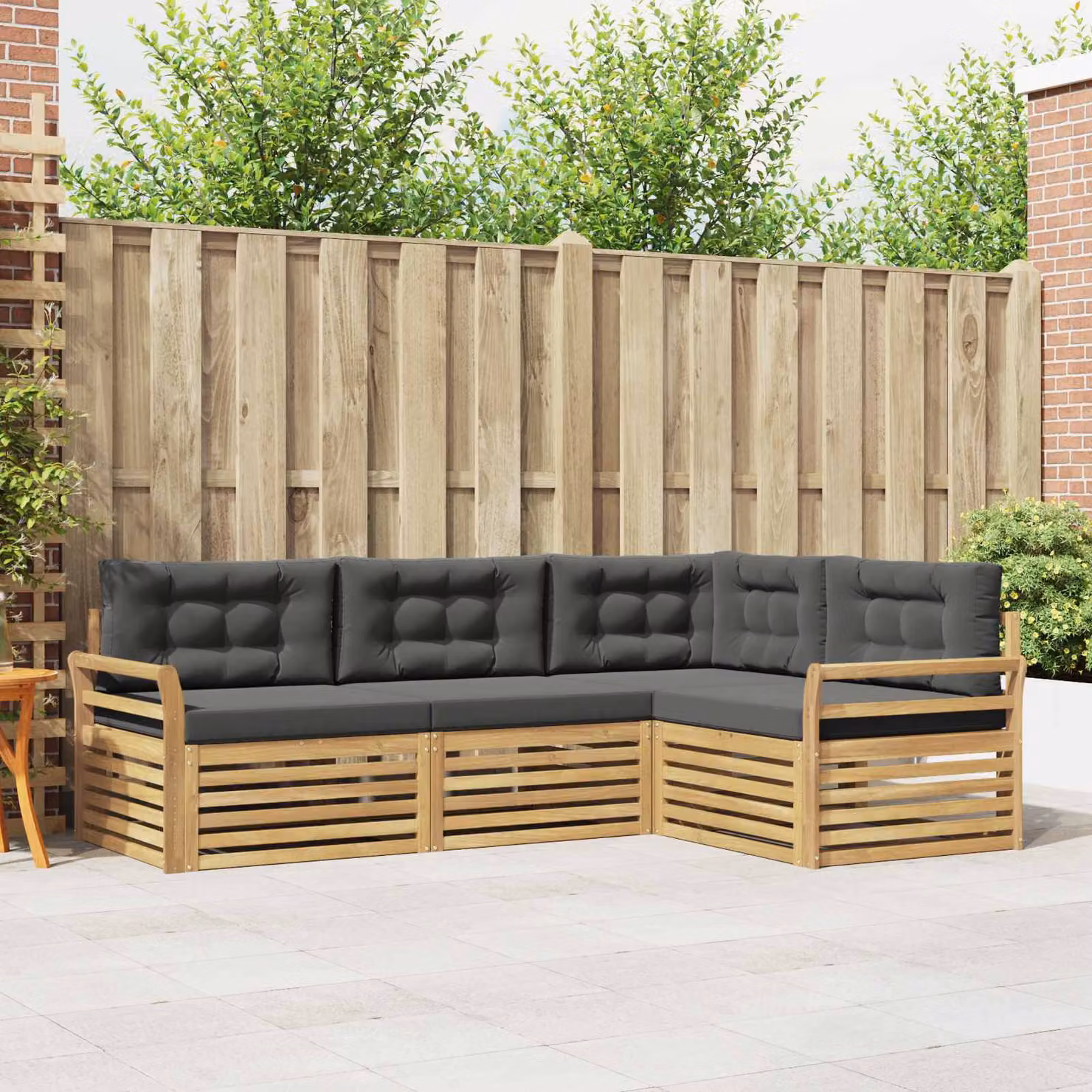 Set di divani da esterno vidaXL a forma di L composto da 4 pezzi in legno di acacia con cuscini bianchi e antracite in poliestere resistente ai raggi UV