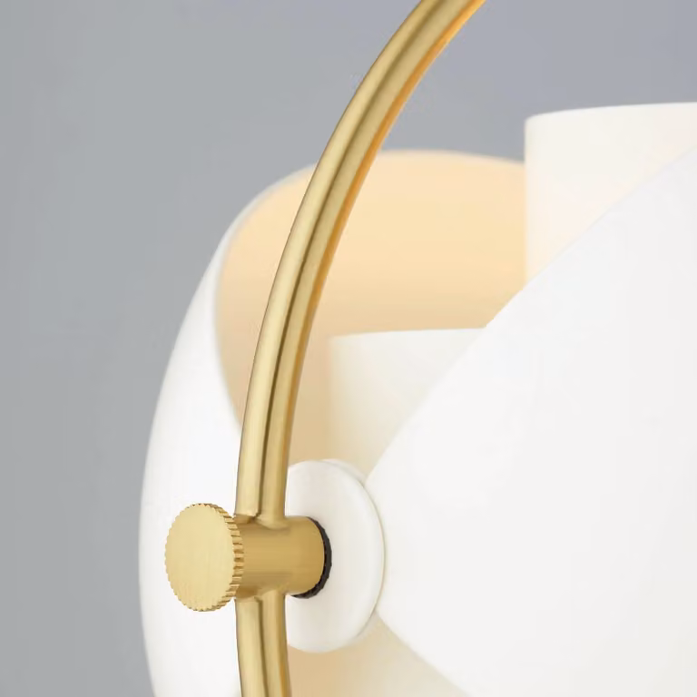 GUBI Lampada da tavolo di design Multi-Lite, Ottone / Oro, Soggiorno / Sala da pranzo, Metallo, Design, Lampada da tavolo