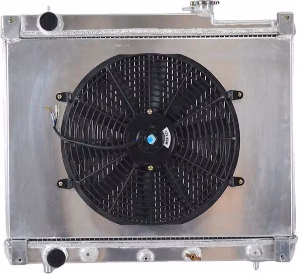 Radiatore, lega di alluminio, dimensioni del nucleo 425 mm × 599 mm × 26 mm, dimensioni totali 564 mm × 618 mm × 110 mm, diametro di ingresso 34 mm, diametro di uscita 34 mm