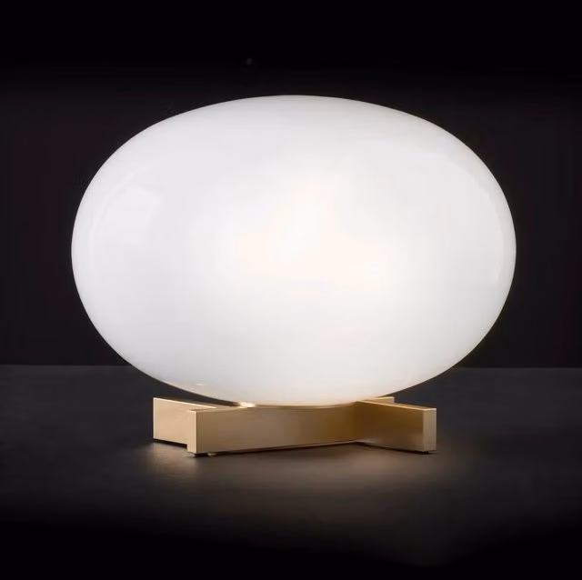Lampada da tavolo Oluce Alba in metallo e vetro disponibile in bianco, bronzo o oro/ottone con lampadina E27 sostituibile