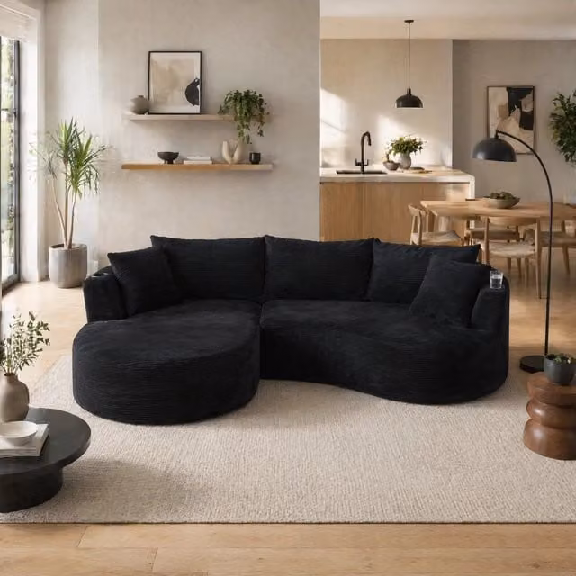 Divano a 3 posti dal design curvo in tessuto corduroy nero; con portabicchieri e cuscini