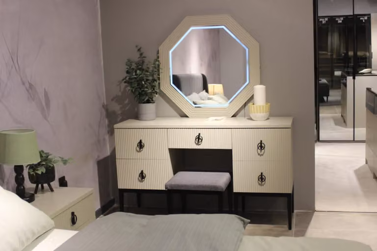 Praktisch Modern und Schlafzimmer Schminktisch mit Spiegel und Hocker