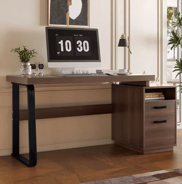 Scrivania ULEVR 135x54 cm con vano a giorno e cassetto silenzioso, piano in MDF e struttura in metallo marrone