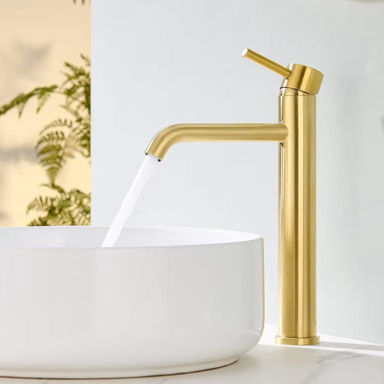 Rubinetteria da bagno di alta qualità, con design elegante e finitura dorata