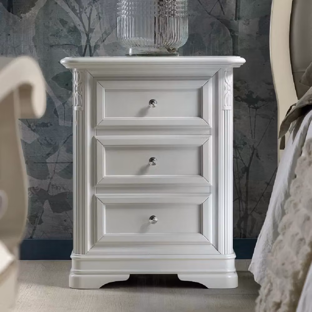 Comodino con 3 cassetti intagliato in legno bianco Mobili 2G L: 55 cm, P: 37 cm, H: 70 cm – 1
