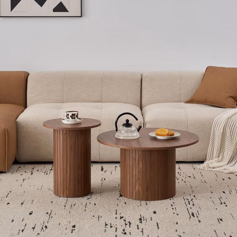 Set di due tavolini rotondi, design moderno con superficie scanalata, finitura in legno noce