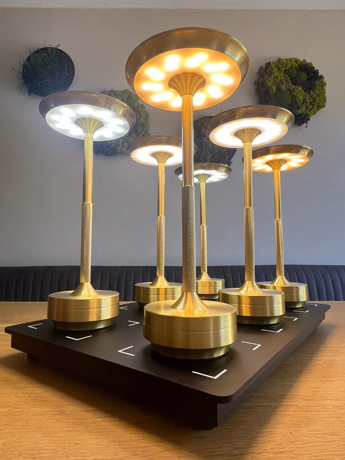Warmpi Eclips Gold: set di 6 lampade da tavolo a LED con base di ricarica