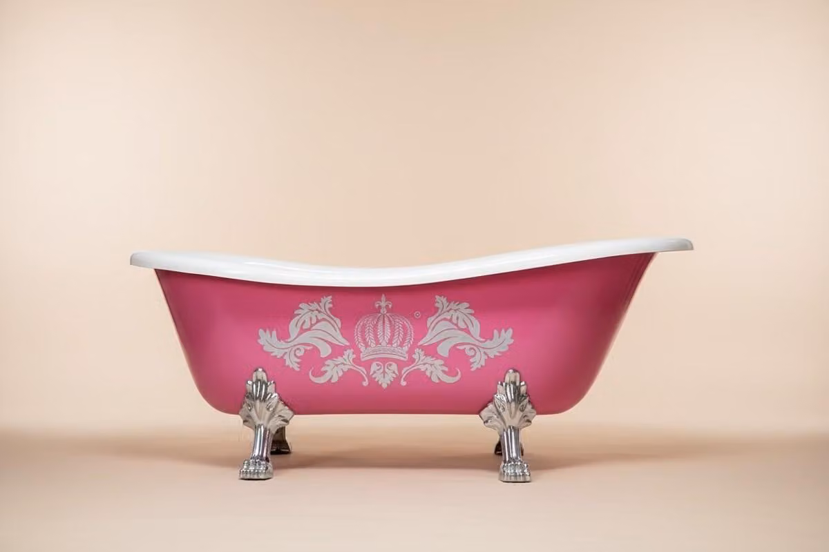 Vasca da bagno freestanding "Casa Pompöös" della collezione "Casa Padrino", disponibile nei colori rosa, argento e bianco, con dimensioni di 1695 mm e dettagli a forma di zampe di leone