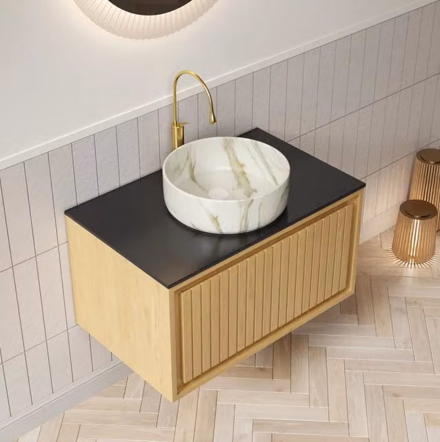 Mobile bagno sospeso con lavabo in ceramica; piano in pietra sinterizzata e cassetto