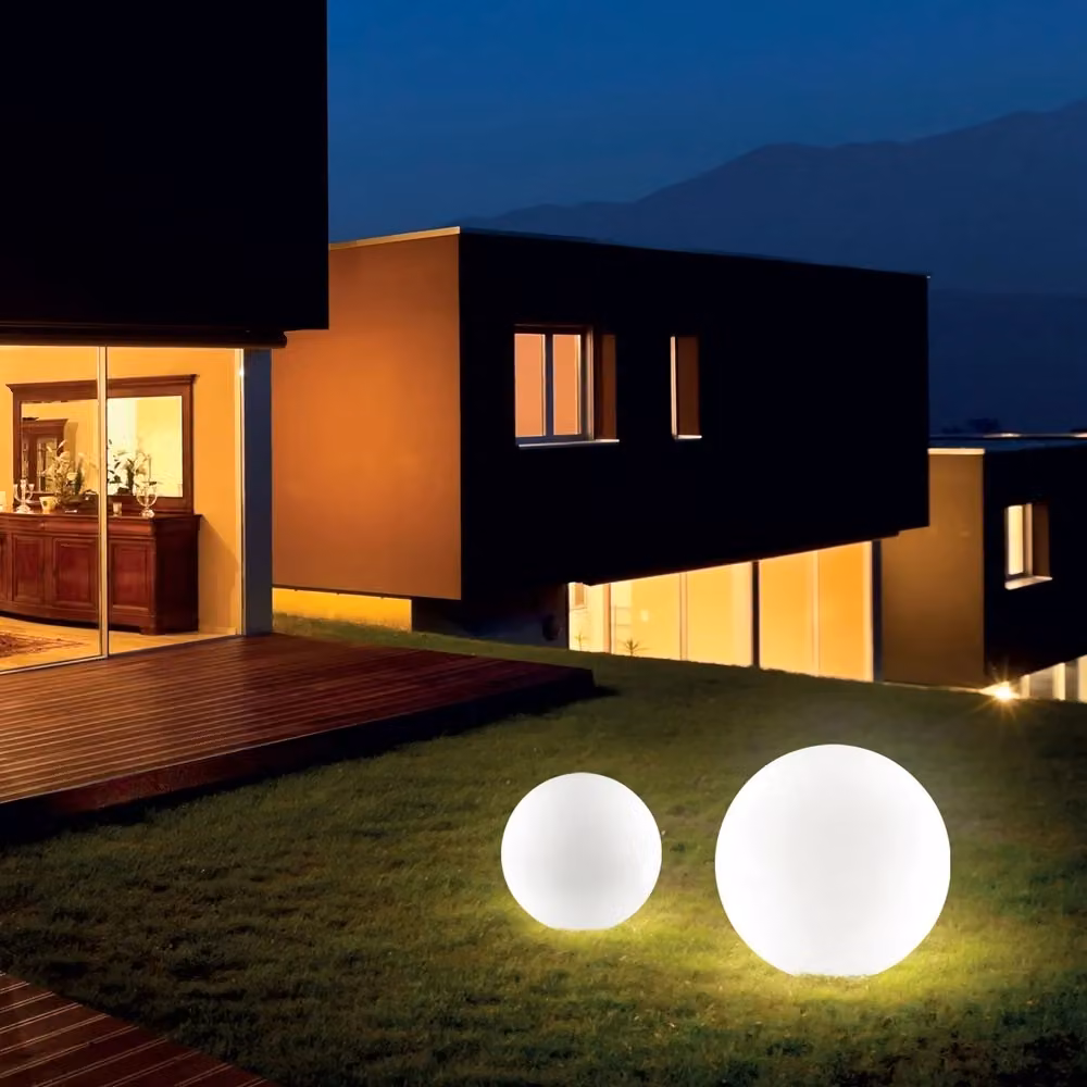 Piantana da esterno Ideal Lux Sole Sfera bianca in plastica con picchetto per giardino e terrazzo, attacco E27, diametro 30 cm – 2
