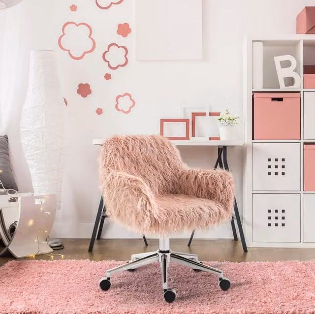 Sedia da ufficio rosa in ecopelliccia, altezza regolabile