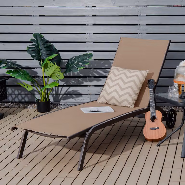 Costway Chaise longue regolabile con ruote e tessuto ad asciugatura rapida per giardino e piscina, Marrone
