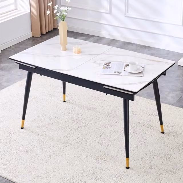 Tavolo allungabile con piano in ceramica effetto marmo struttura in metallo nero e dettagli dorati bianco
