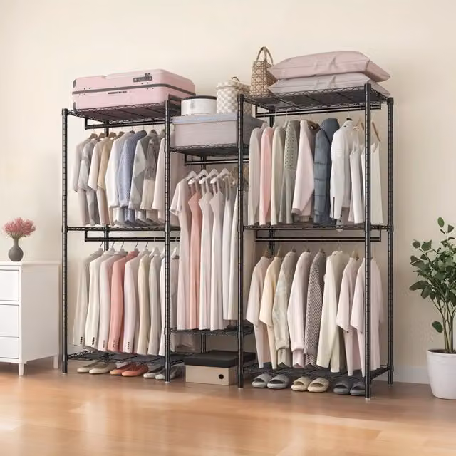Guardaroba aperto con 8 ripiani e 5 barre appendiabiti regolabili in metallo nero