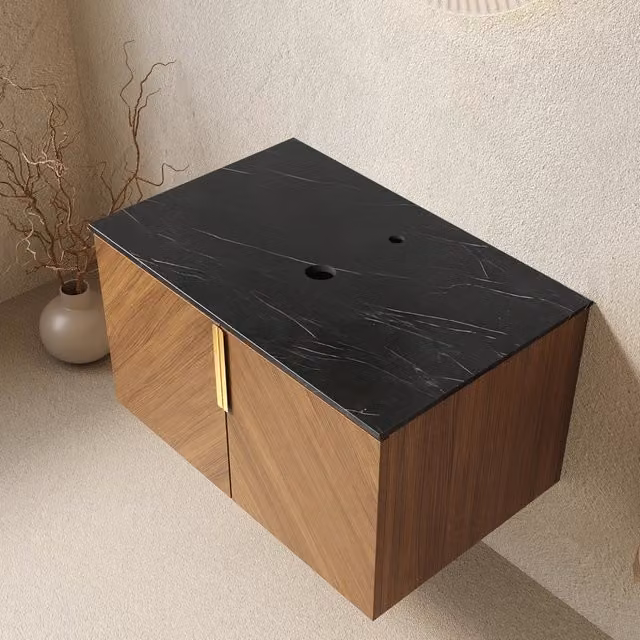 Mobile sottolavabo con piano in pietra sinterizzata e 2 ante in compensato effetto rovere per bagno con maniglie dorate