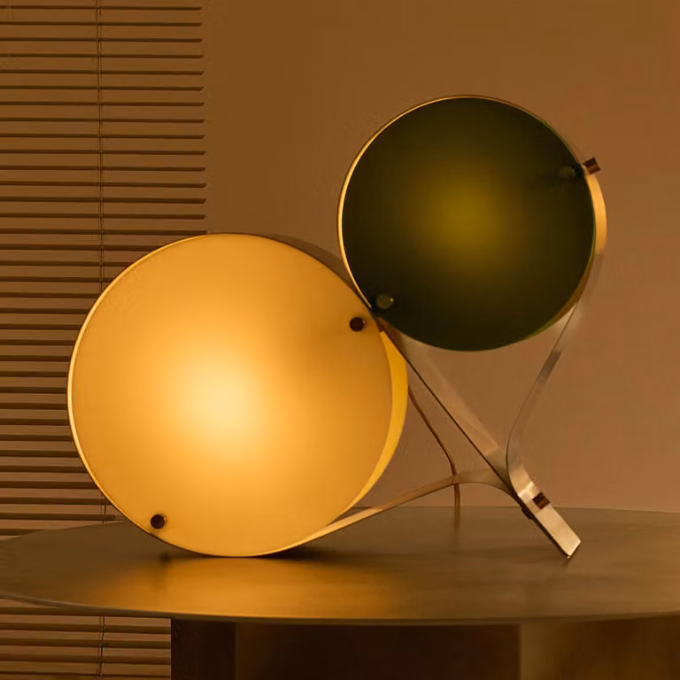 GUBI Lampada da tavolo di design Coppia, Crema / Ambra, Soggiorno / Sala da pranzo, Metallo, Moderno, Lampada da tavolo