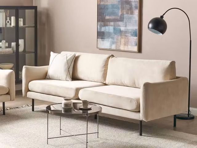 Divano moderno BELIANI a 3 posti in velluto beige con gambe nere e struttura in legno massello per soggiorno L: 220 cm, H: 86 cm, P: 84 cm